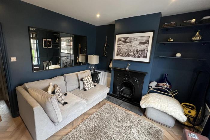 3 Bed Home - Sleeps 6 Garden Pets and very central