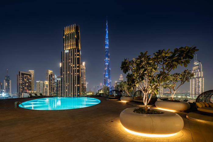 Downtown Luxury 2 Bedroom Apartment with Iconic Burj Khalifa Views, Rooftop Pool, Movie Room, Squash Court, and Kids Club