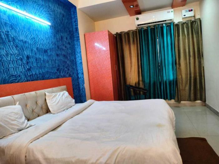 Hotel O Alpha 1 Metro Station