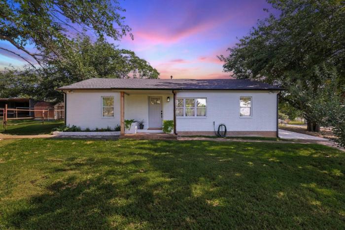 Newly Remodeled 3 Bedroom Bespoke Home Near Fort Worth