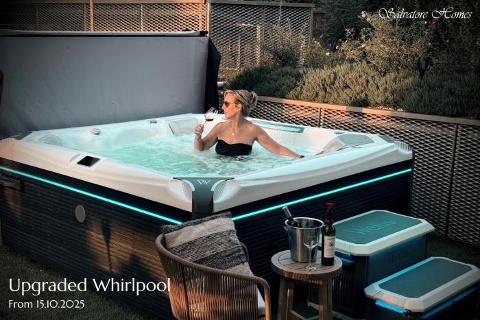 SalvatoreHomes - Pure Luxury in the Centre of Bardolino with Pool & Private Jacuzzi - Casa Olivia - a 5 Star Luxury Collection at Lake Garda