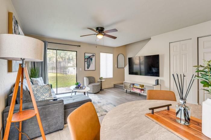 2 Mi to UF Campus Modern Condo with Pool Access!