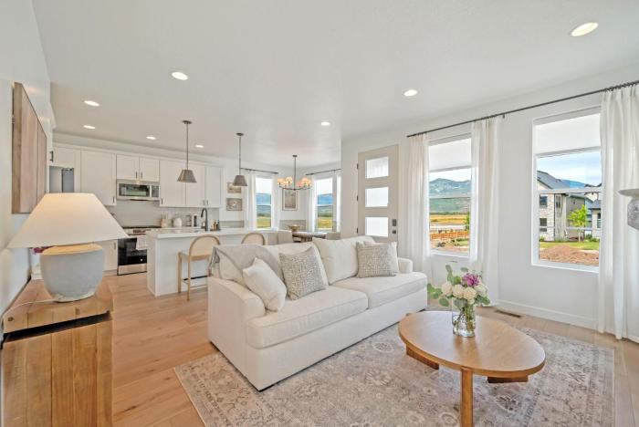 Scandinavian-Inspired 3br2.5ba sleeps 8 stylish