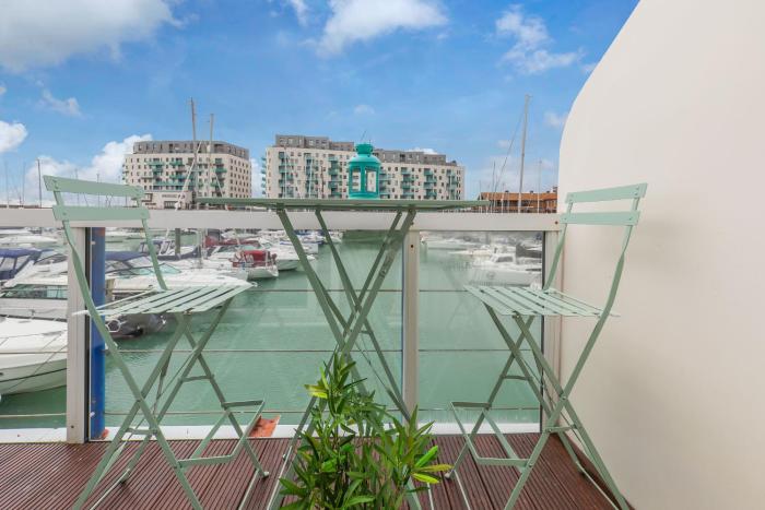 On the Water 2 with Free Parking - By My Getaways