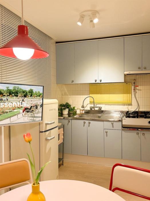 Cozy Colorful Stay near Hongdae and Airport Line for up to 6 Guests with Luggage Storage