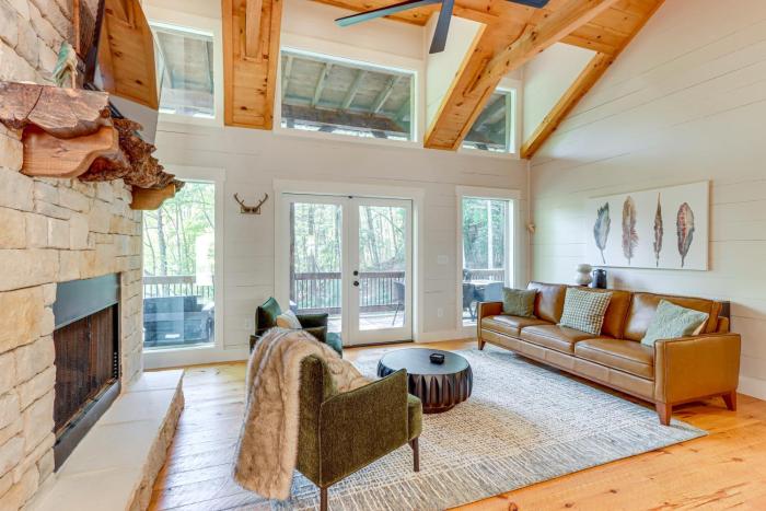 Private Hot Tub! Woodsy Family Cabin in Blue Ridge
