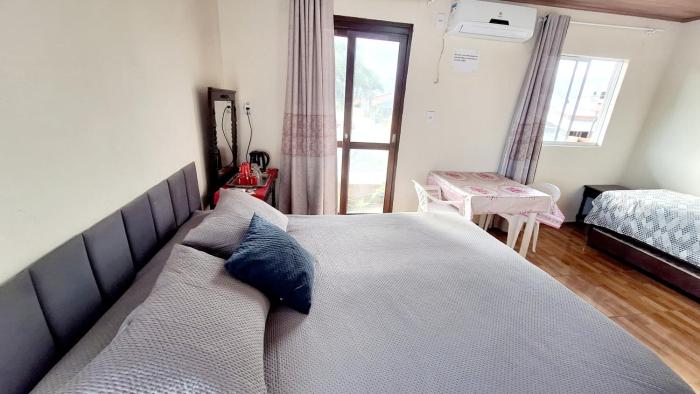 KITNET k3 em TORRES-RS - Na mais bela praia Gaúcha - Frigobar - micro-ondas - Banheiro - Ar condicionado split - TV smart - Wi-Fi - Anfitriã SuperHost no BNB