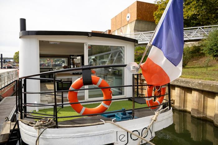 Péniche insolite sur la Seine - près de Paris