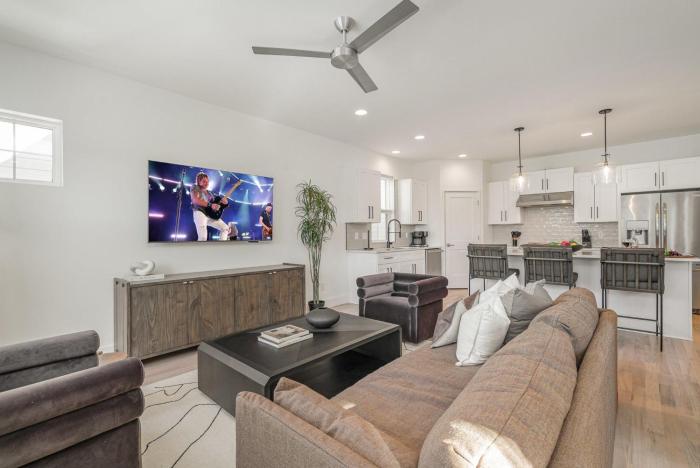 Aurora-Private Deck-9 Mins to Broadway