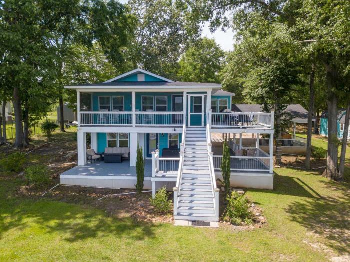 Sleeps 8 Waterfront Dock Dog Friendly Grill