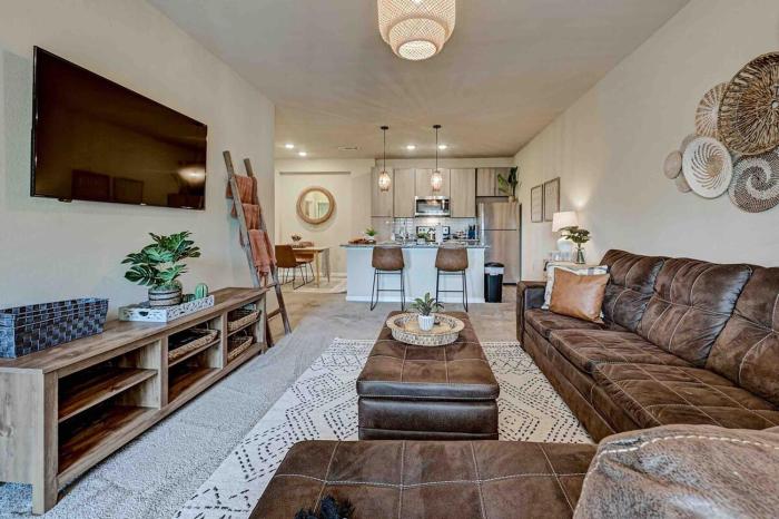 Boho Oasis w KING Bed w POOL Nr AIRPTShoppingDWTN