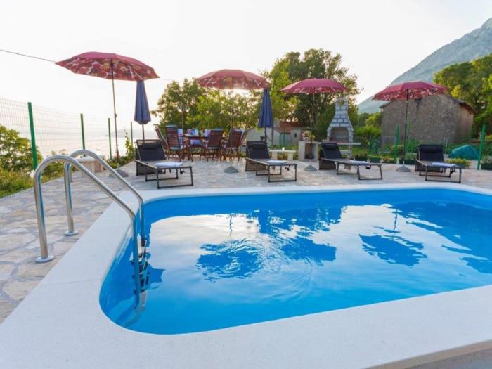 Villa in Tučepi with Pool near Seabeach