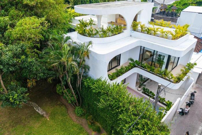 Tropical Chic Villa w Rooftop & Pool in Seminyak