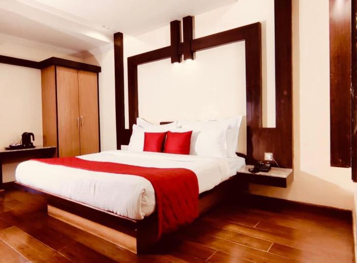 Green lake view resort cottage