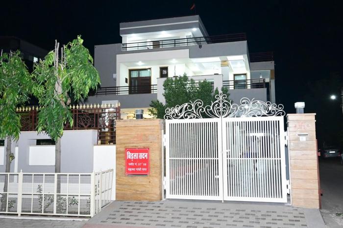 Luxury Modern 6BHK- Posh Locality, Garden, Terrace