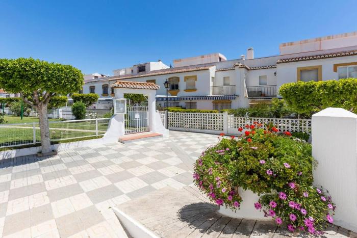 adosado con piscina junto a la playa
