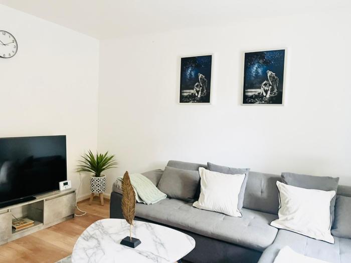 Semi-Detached Holiday Home in Ashford with Spacious Parking in Secure Neighbourhood