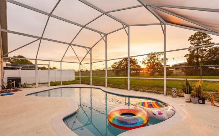 East Orlando Getaway - 3BR2BTH - *Pool *Parking