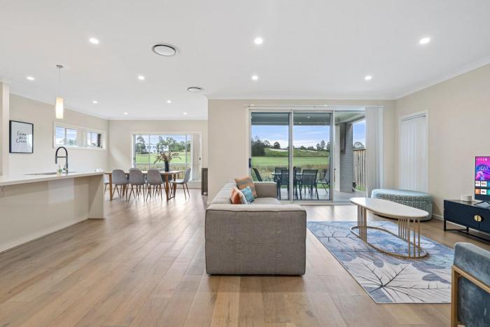 2C5 Abnb-Style Park View, Spacious 6BR, Parking, 7 mins to HomeCo