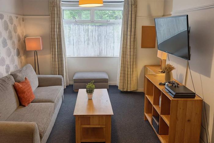 Bright & Stylish 3BR - Close to UWE & Free Parking- Ideal for contractors and work stays