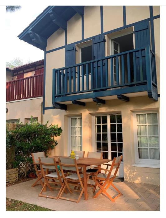 Maison avec piscine sur le golf - plage à 600m