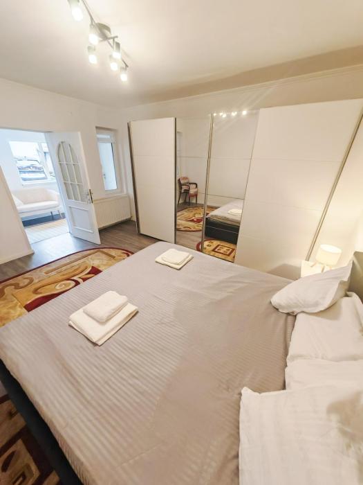 Central House with big courtyard, 4 parking spots