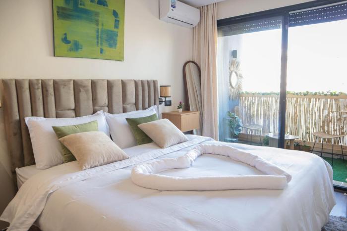 R107- Incredible 1BR Apartment with King size bed and Green Balcony