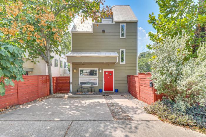 Cowboy Pool & Balcony: Home 1 Mi to Dtwn Austin!