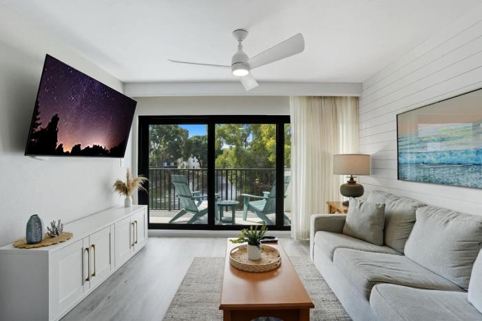 Updated With Lakefront Views Pool & Near Beach