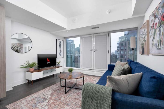 Modern 1BR Condo by Yorkville w Sofa Bed Sleeps 3