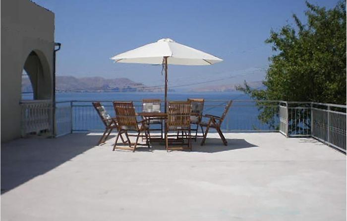 2 Bedroom Cozy Apartment In Sveti Juraj