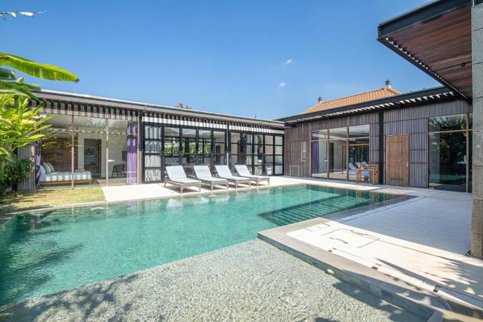 New 5BR Villa, Enclosed Lounge, Canggu Oasis