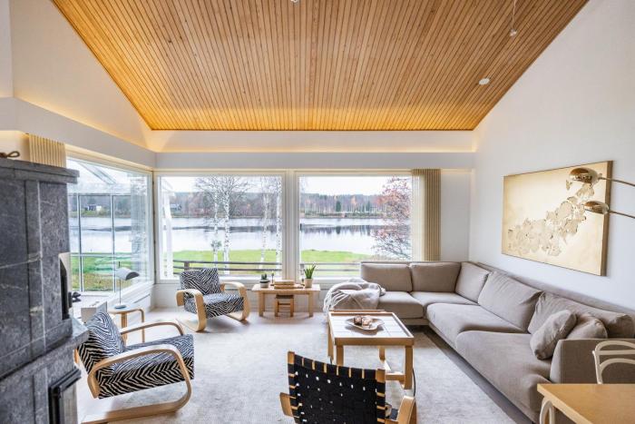 Lakeside Aurora Retreat By BookLapland