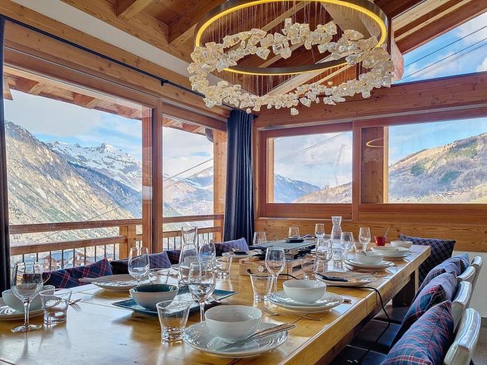 Chalet de Luxe avec Accès Pistes, Jacuzzi et Garage - FR-1-344-1094