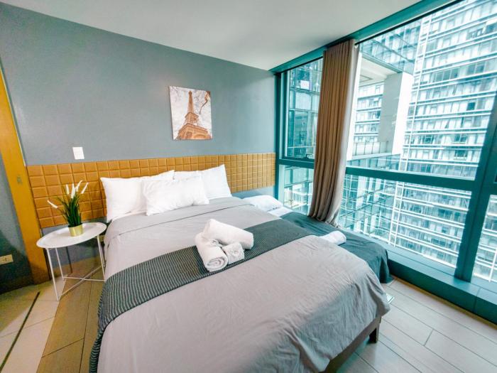 Cozi Family or business suite near Mitsukoshi BGC wifi pool