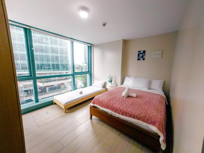 COZI two bedroom family room near Grand Hyatt BGC