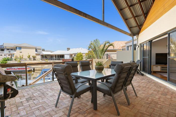 Lovely Canal Retreat In Halls Head