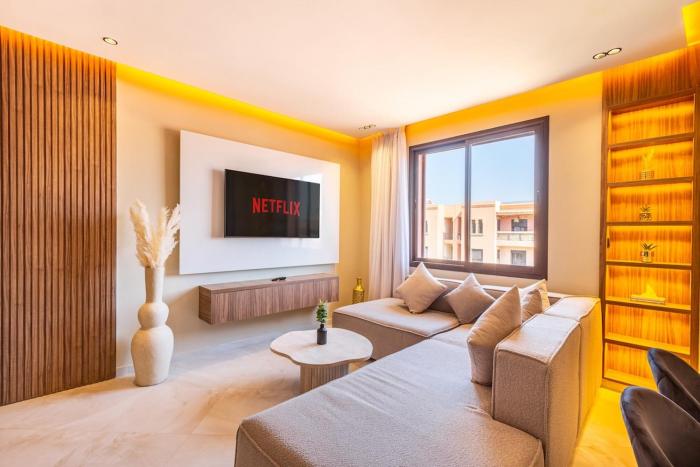 Apartment with swimming pool