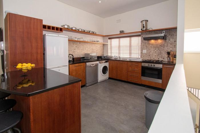 Beautiful 2 Bed 2 Bath in the Heart of Sea Point