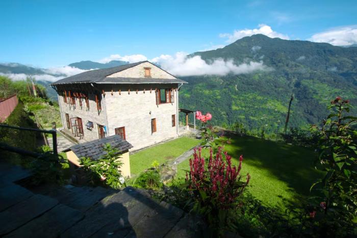 Mahakaruna mountain villa, peaceful family retreat with Himalayan views and Private Cook