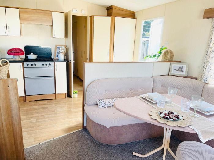 Cosy 8 Berth Caravan At Seawick Holiday Park In Essex, Ref 27833Sw