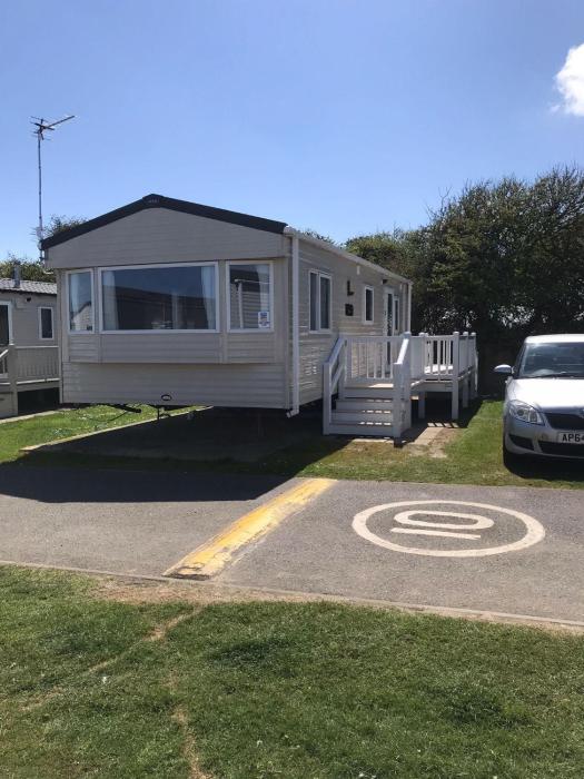 Dog Friendly 6 Berth Caravan With Decking Close To Pakefield Beach Ref 68106Cr
