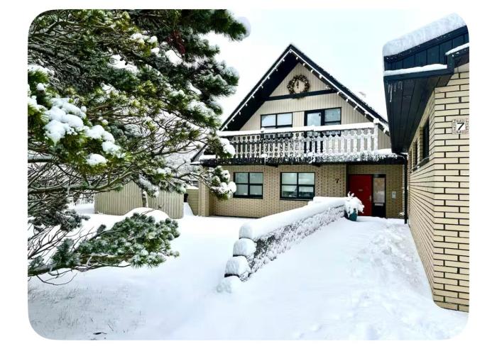 Luxurious House with hot & cold tub