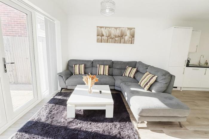 Modern 3BR 3BA Watford Home, For Contractors & Families, Close to Warner Bros, Free Parking, Sleeps 6