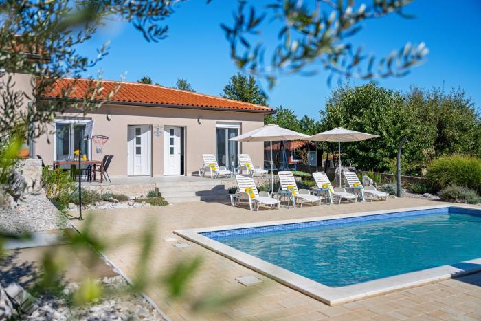 Villa Casa Lilium, a charming holiday apartment 6km near the sea