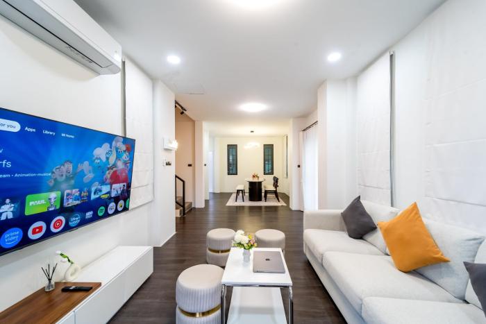 Stylish 3 Bedroom Villa with Garden, Chalong - by PoshSaga