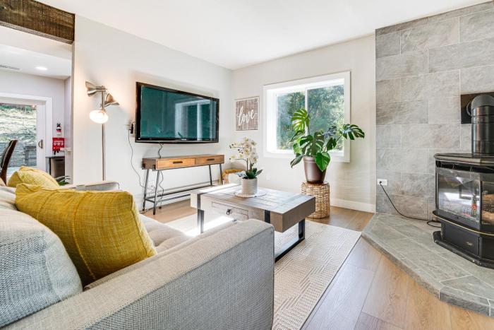 8 Mi to Bellevues Snowflake Lane Cozy Retreat