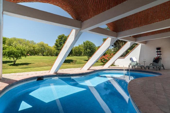 Casa Mexicana con Alberca Techada y Jardín