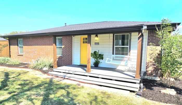 Entire House Charming 4 BR Home on Lewisville Lake