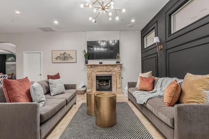 Heart of Scottsdale PoolHot Tub Theatre Room!